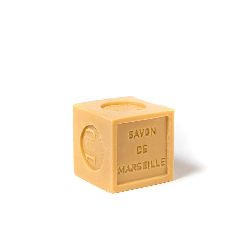 Petit savon de Marseille cubique, 100g, parfum miel, coloris jaune.