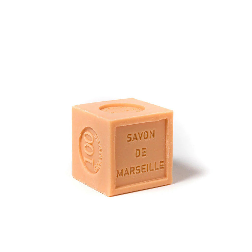 Petit savon de Marseille cubique, 100g, parfum cannelle orange, coloris orange.