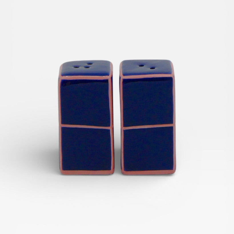 Salière et poivrier rectangulaire, bleu et rose.