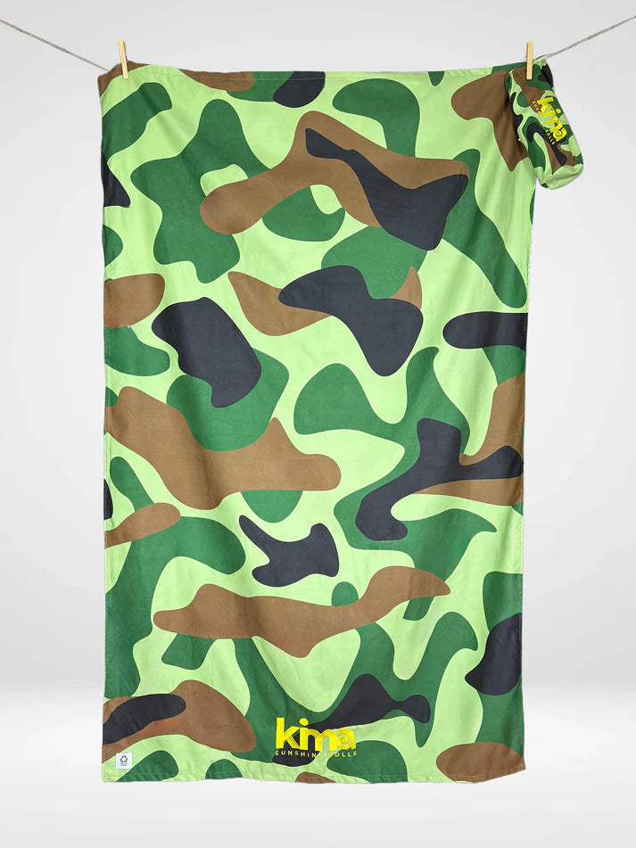 SERVIETTE_PLAGE_PISCINE_ULTRA_LEGERE_ET_COMPACTE_KIMA_CAMOUFLAGE VERT_LA_PETITE_BOITE_JAUNE