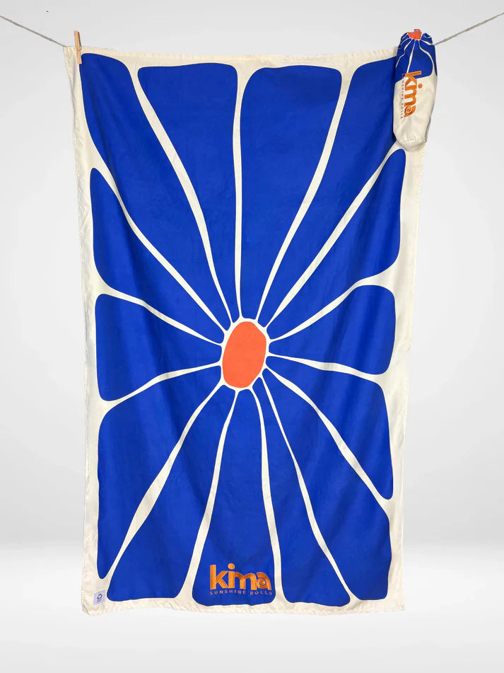 SERVIETTE_PLAGE_PISCINE_ULTRA_LEGERE_ET_COMPACTE_KIMA_FLOWER BLEU _LA_PETITE_BOITE_JAUNE