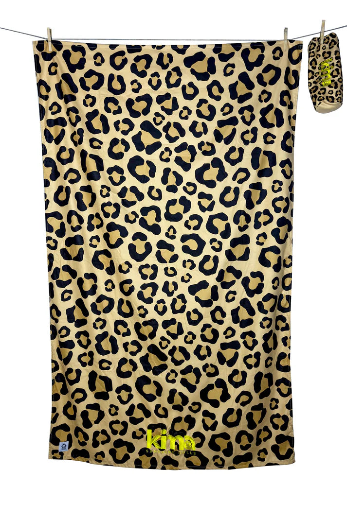 SERVIETTE_PLAGE_PISCINE_ULTRA_LEGERE_ET_COMPACTE_KIMA_LEOPARD_LA_PETITE_BOITE_JAUNE