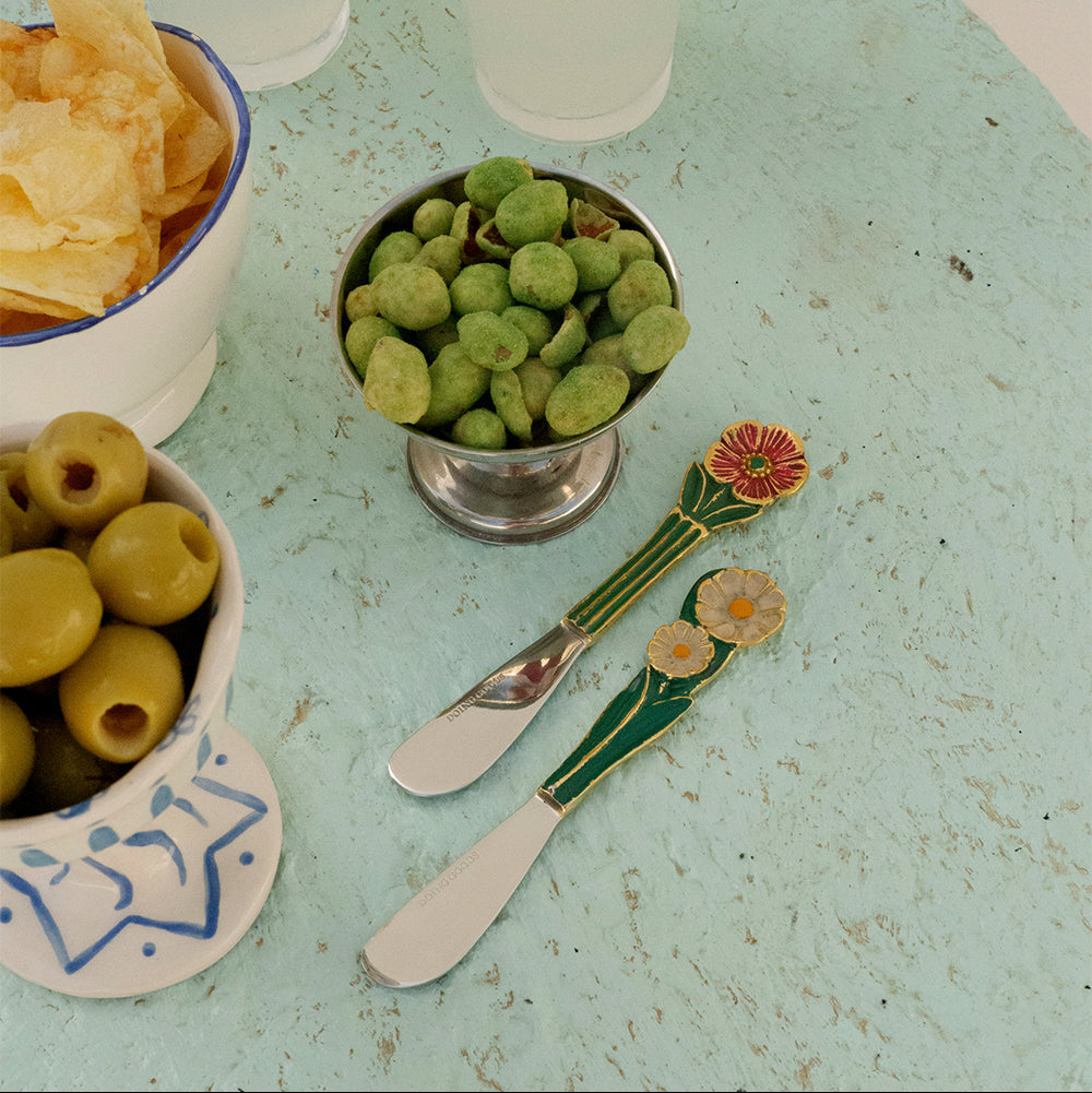 Set de 2 couteaux beurre avec manche en laiton fleuri et lame an acier inoxydable.