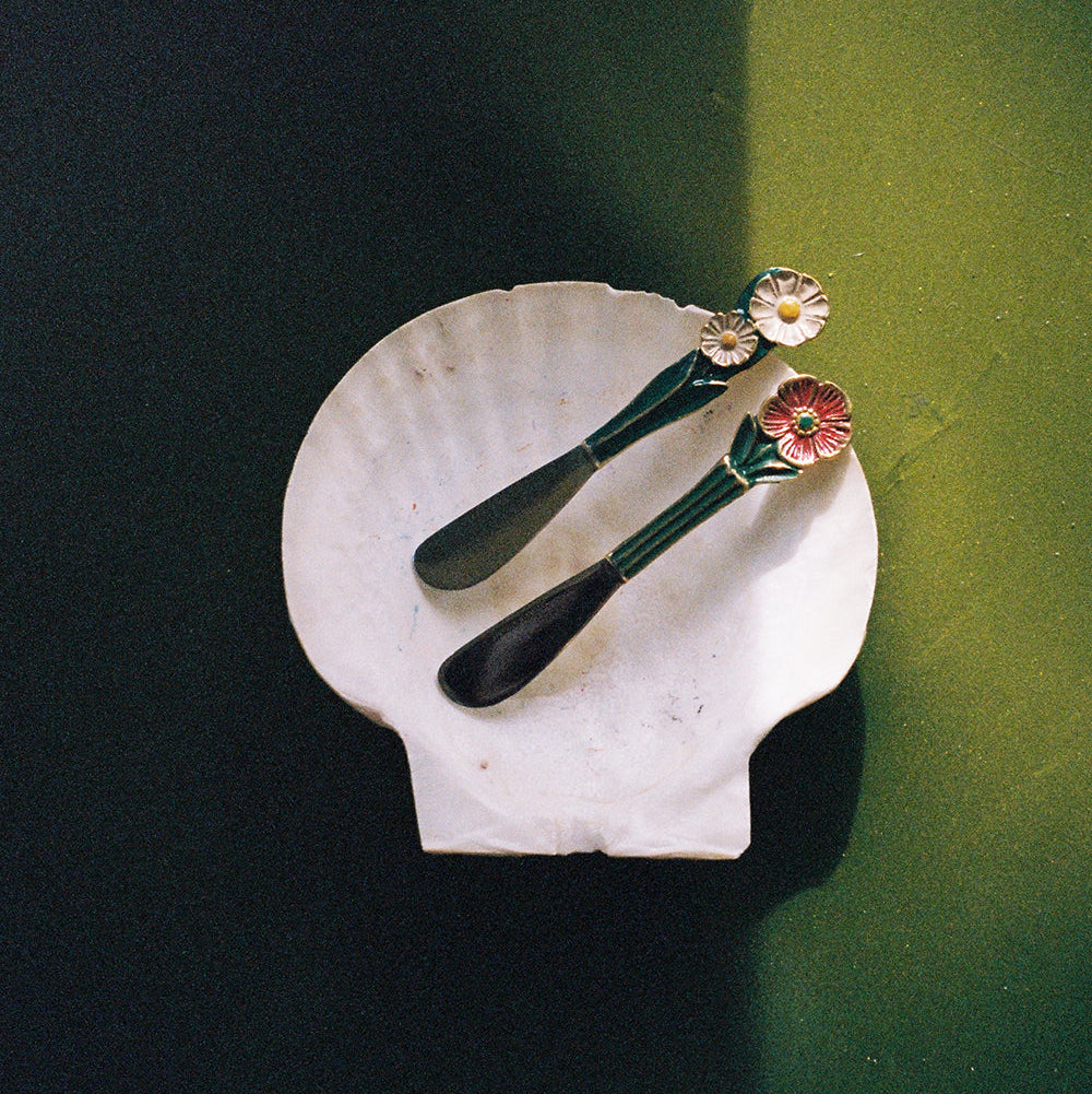 Set de 2 couteaux beurre avec manche en laiton fleuri et lame an acier inoxydable.