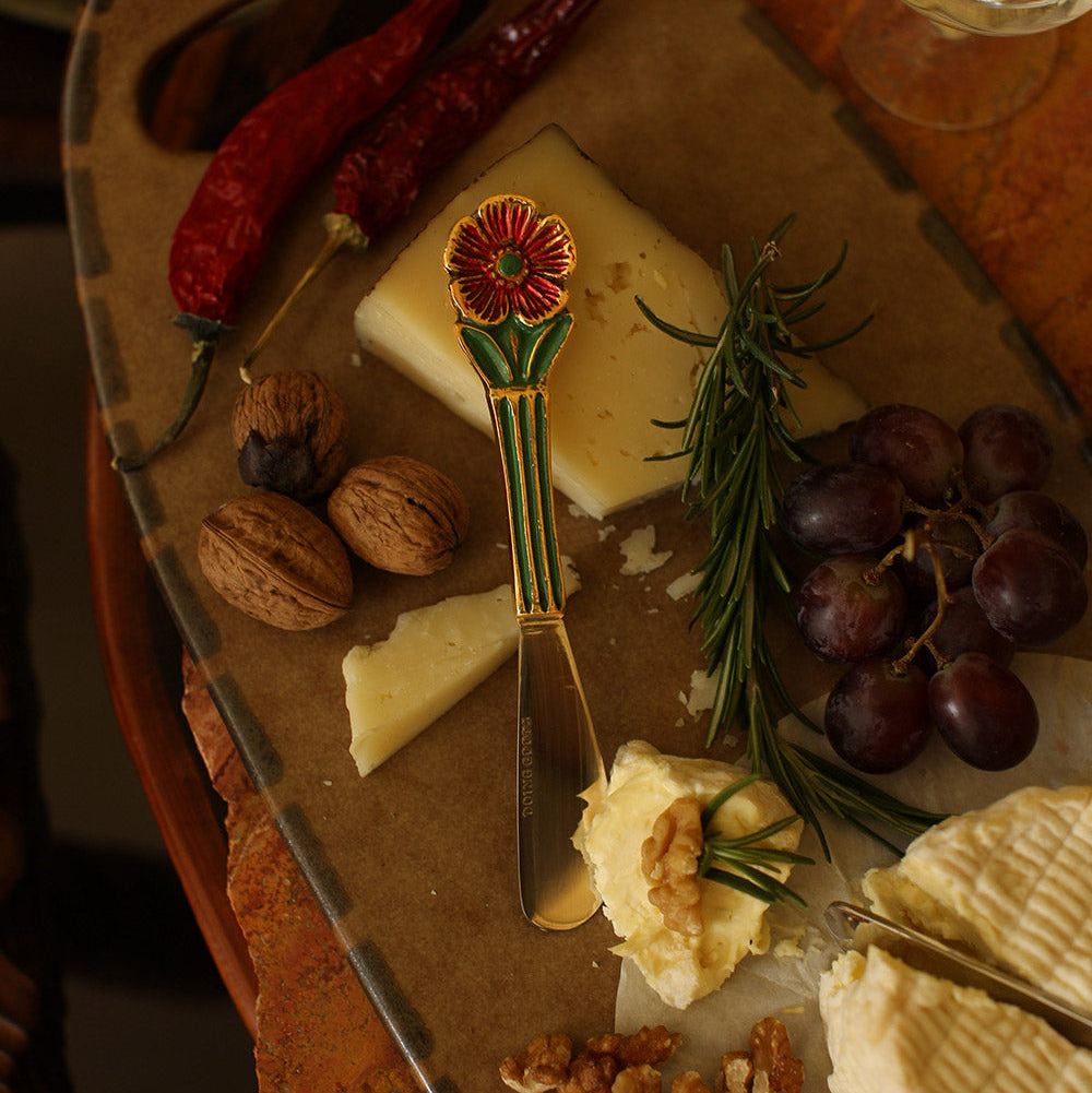 Set de 2 couteaux beurre avec manche en laiton fleuri et lame an acier inoxydable.