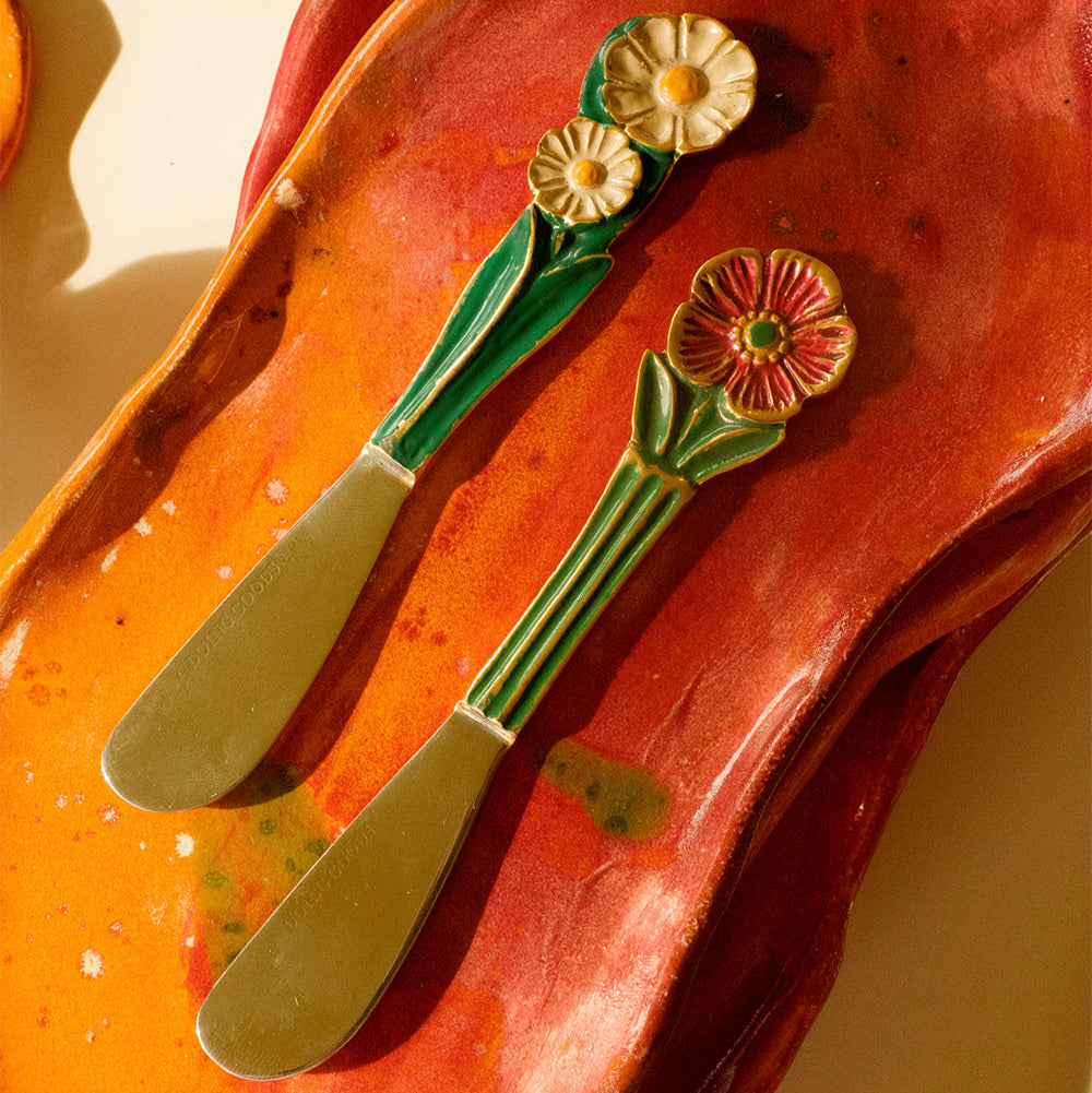 Set de 2 couteaux beurre avec manche en laiton fleuri et lame an acier inoxydable.