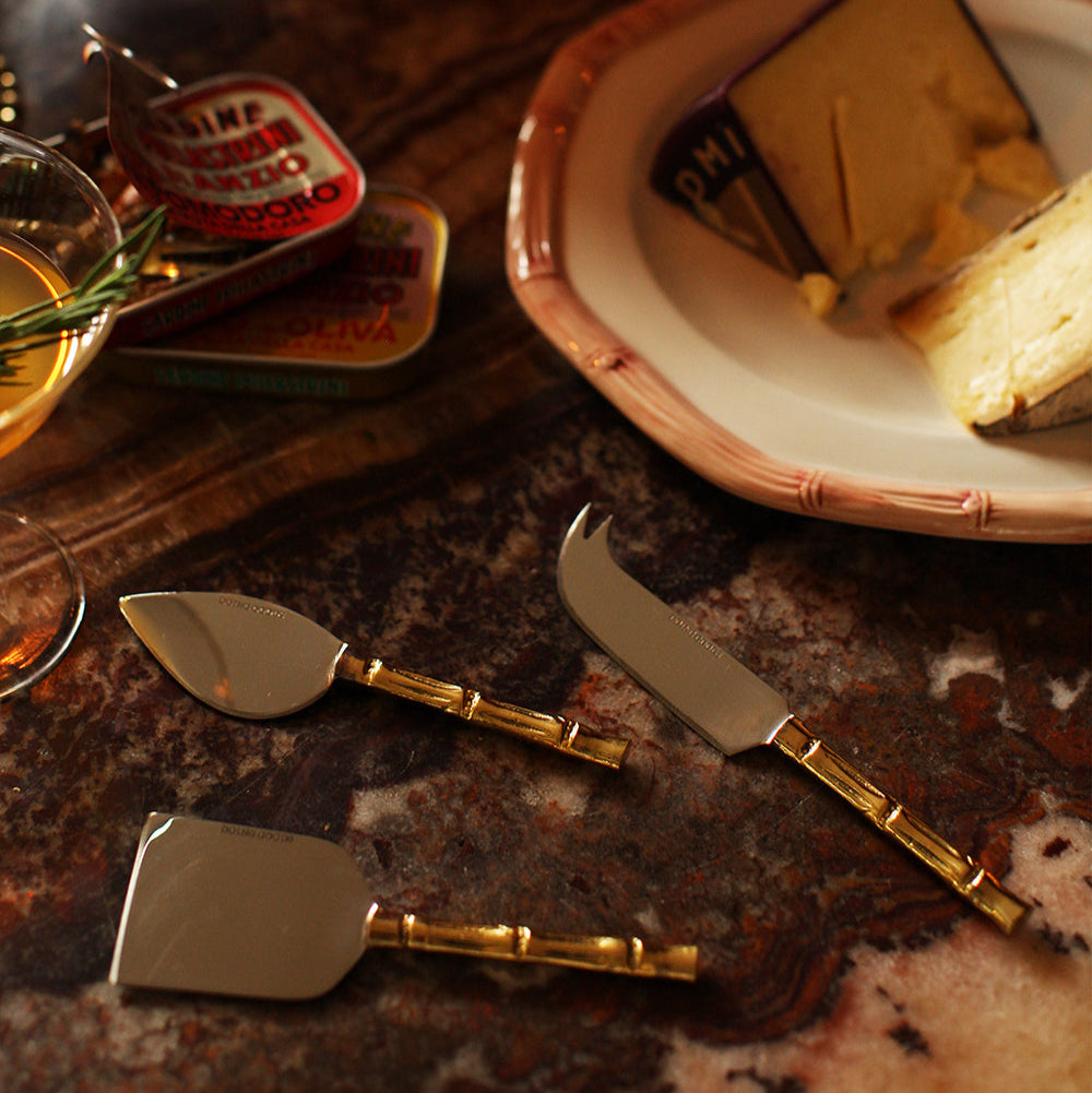 Set de 3 couteaux à fromages avec manche en laiton sculpté en forme de bambous.