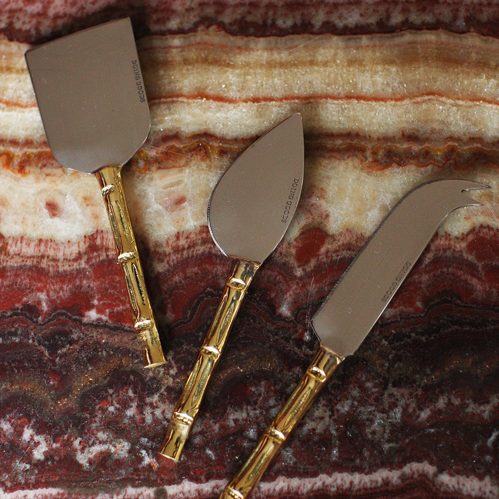 Set de 3 couteaux à fromages avec manche en laiton sculpté en forme de bambous.