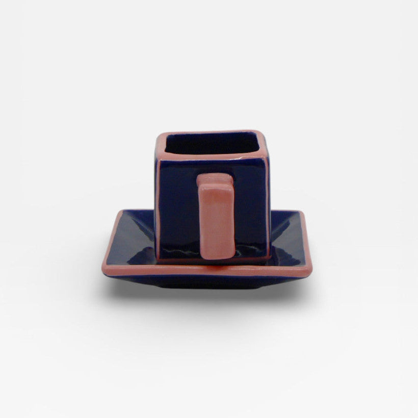 Tasse à expresso cubique et sa sous-tasse coordonnée bleu et rose.
