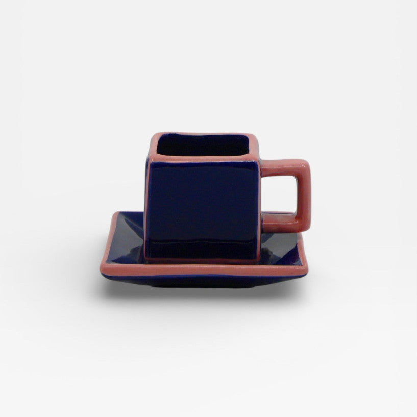Tasse à expresso cubique et sa sous-tasse coordonnée bleu et rose.