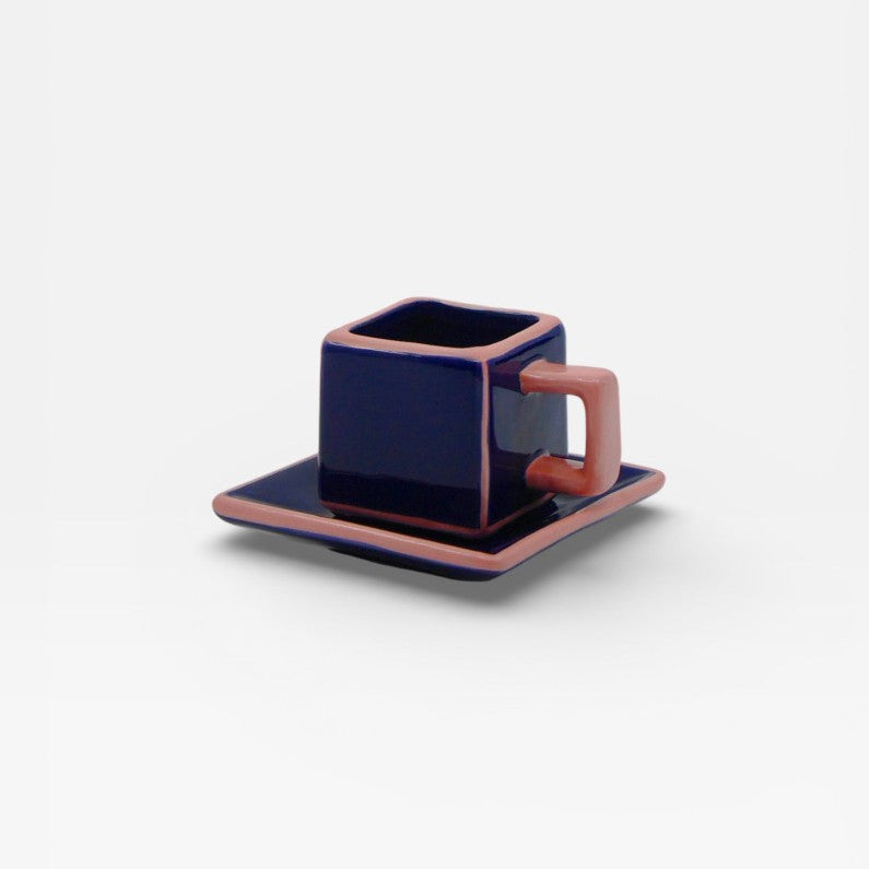 Tasse à expresso cubique et sa sous-tasse coordonnée bleu et rose.