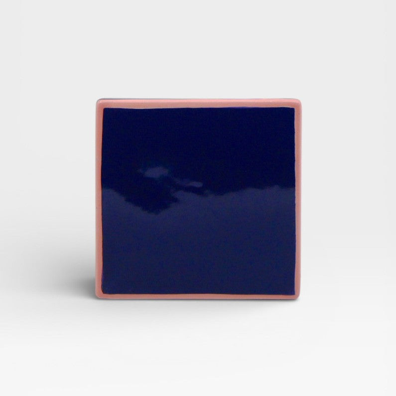 Sous-verre en céramique carré bleu et rose.