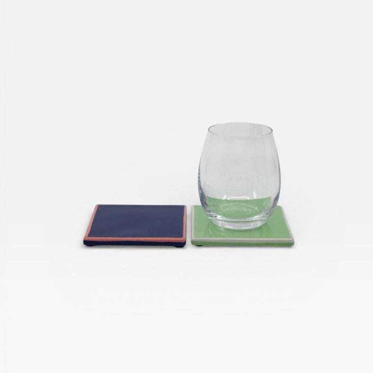 Sous-verre en céramique carré bleu et rose.