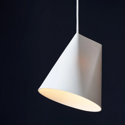 SUSPENSION DESIGN PORCELAINE BLANCHE ORIENTABLE DE MOEBE - LA PETITE BOITE JAUNE