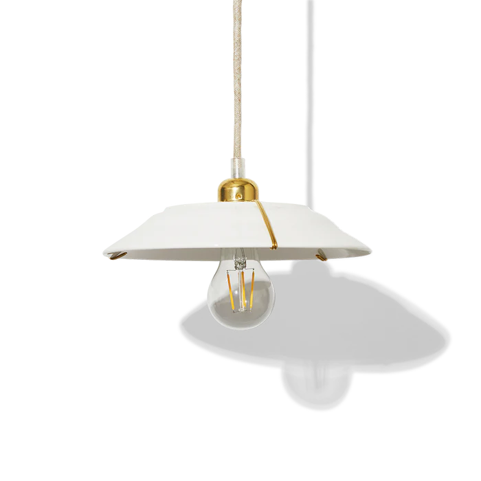 SUSPENSION EN ASSIETTE EN PORCELAINE BLANCHE
