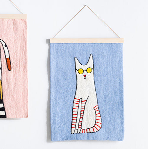 Tableau à suspendre en laine feutrée - Chat à lunettes sur fond bleu
