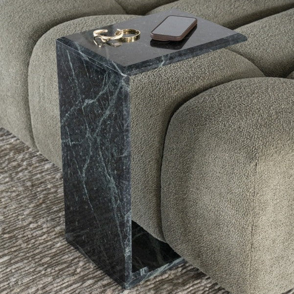 Table d'appoint en marbre vert, forme graphique et géométrique. 