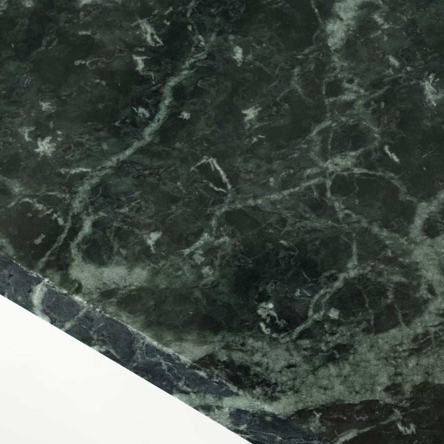 Table d'appoint en marbre vert, forme graphique et géométrique. 