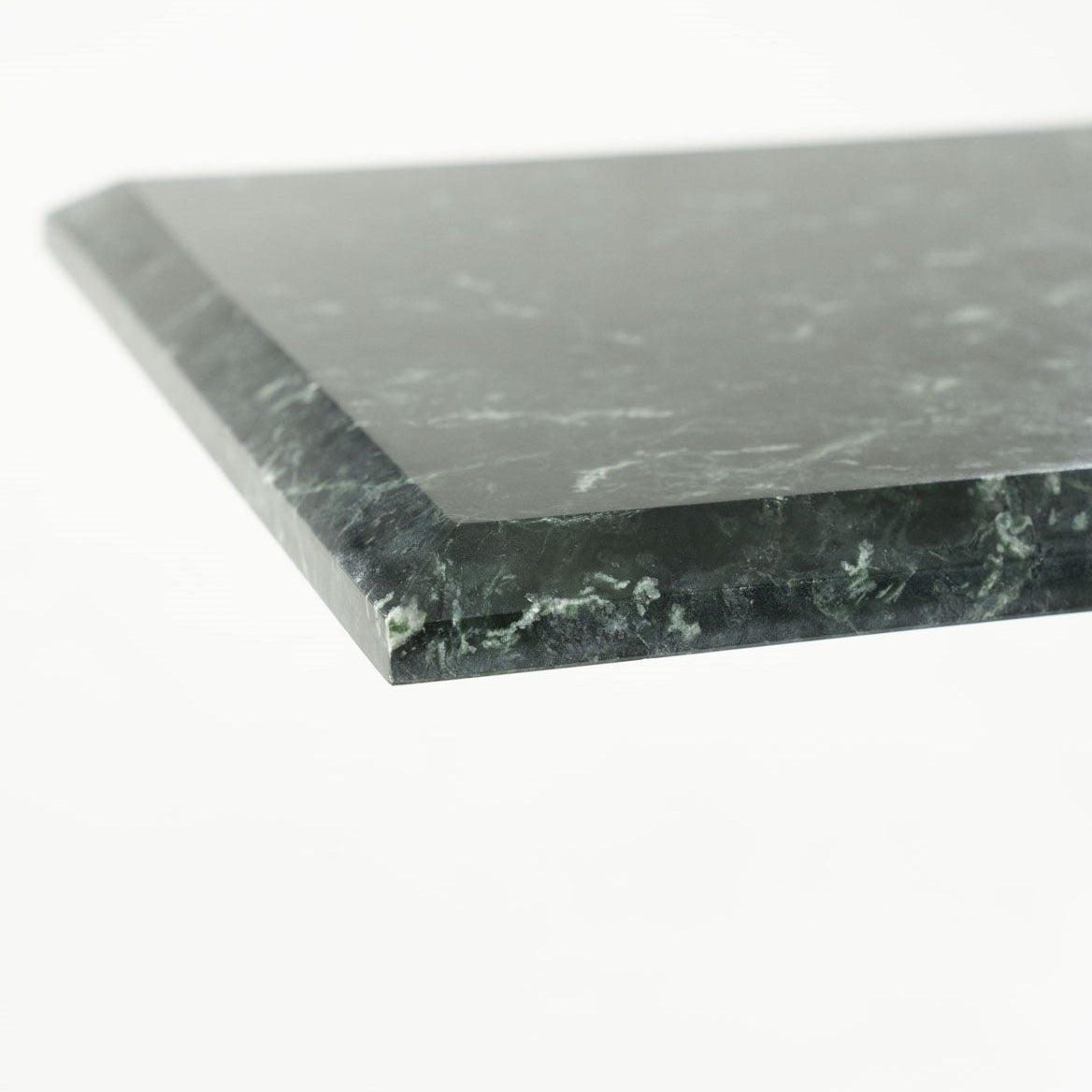 Table d'appoint en marbre vert, forme graphique et géométrique. 