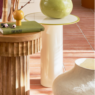 Table d'appoint ou bout de canapé rond en métal laqué beige avec liseré vert. 