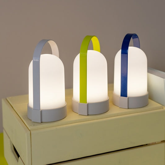 Lampe baladeuse LED rechargeables en trois coloris : gris, vert anis et bleu marine.