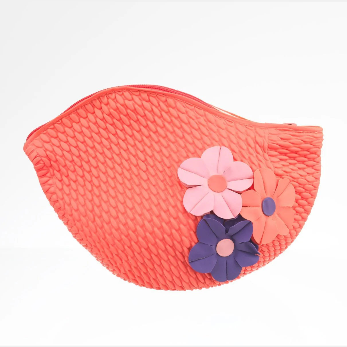 Trousse de toilette en forme de bonnet de bain rose fuchsia avec des fleurs roses, fuchsias et violettes.