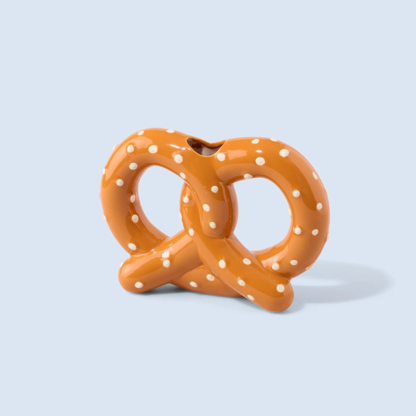 Vase en céramique en forme de bretzel marron avec des pois blancs.