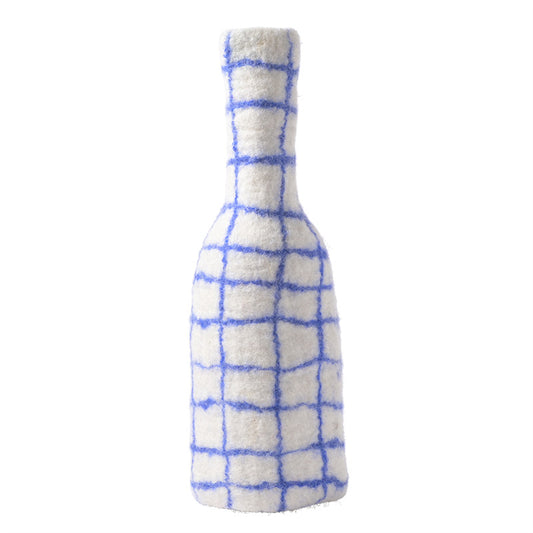 Cache-bouteille en laine feutrée dans les tons blanc et bleus.