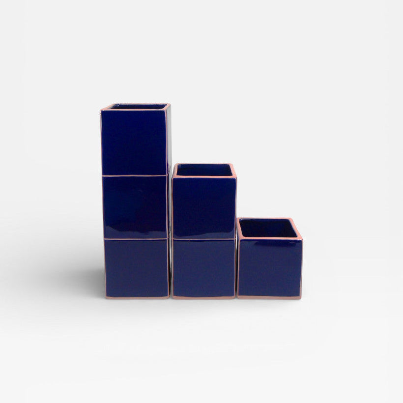 Vases cubiques en mode tetris, bleu et rose.