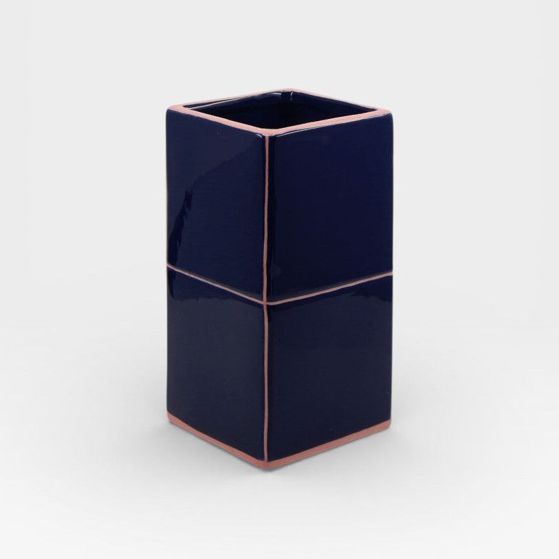 Moyen vase rectangulaire bleu et rose.
