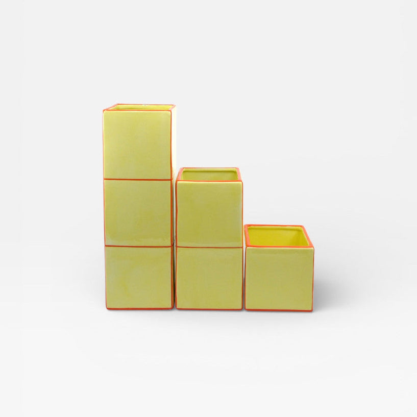 Vases cubiques en mode tetris, jaune et orange.