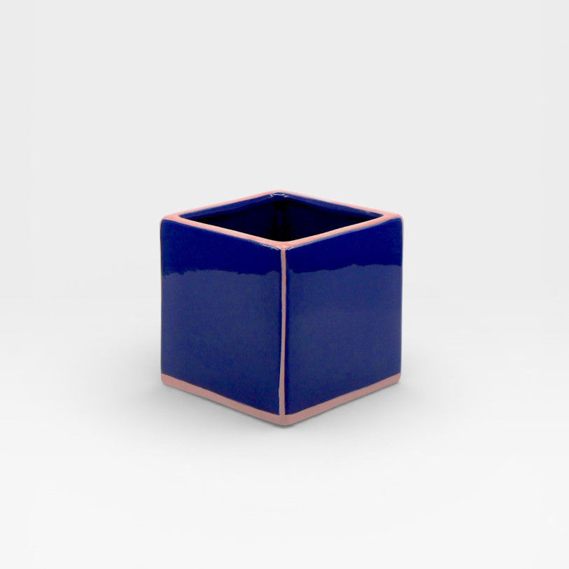 Petit vase cubique bleu et rose.