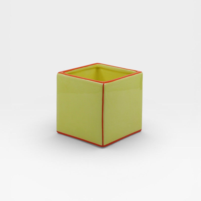 Petit vase cubique jaune et orange.