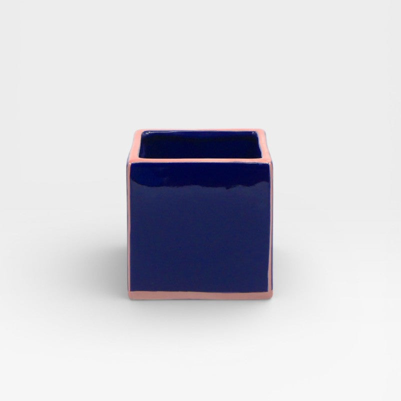 Petit ase cubique bleu et rose. 