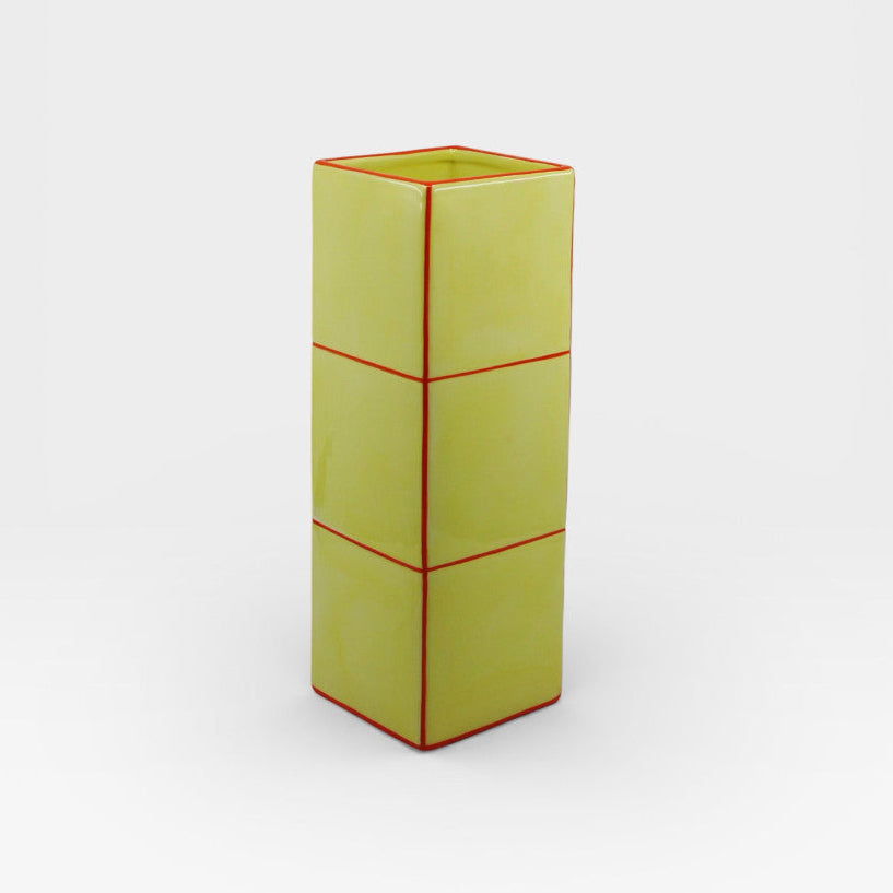 Grand vase rectangulaire jaune et orange. 