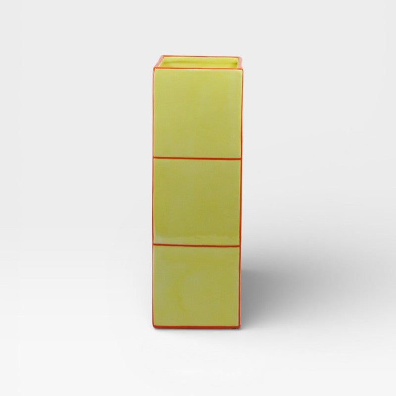 Grand vase rectangulaire jaune et orange. 