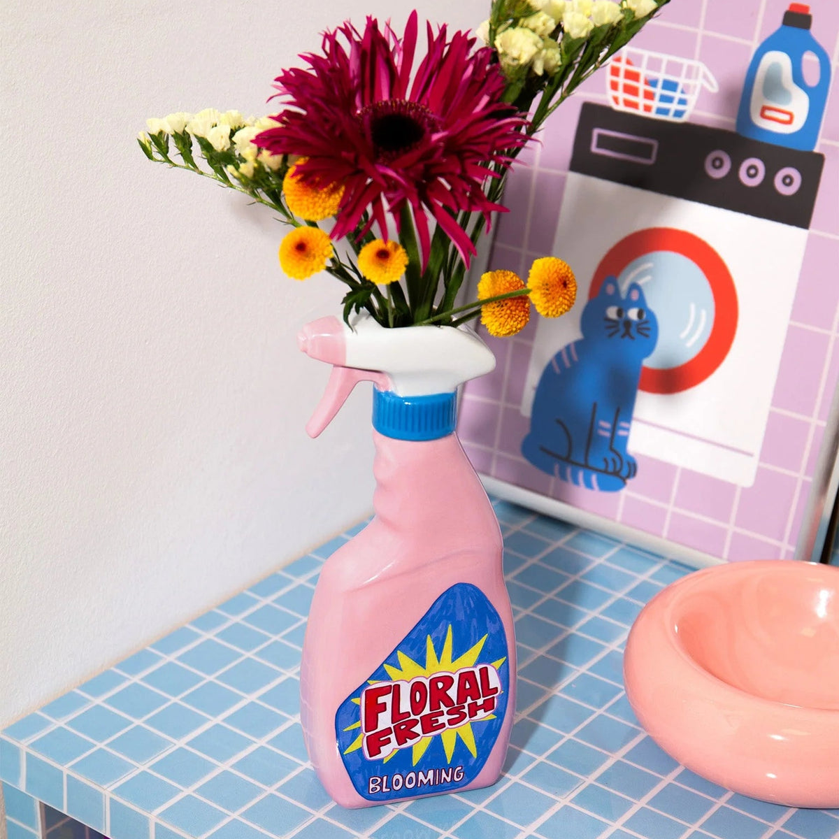 Vase en forme de spray nettoyant rose.