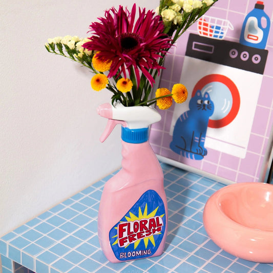 Vase en forme de spray nettoyant rose.