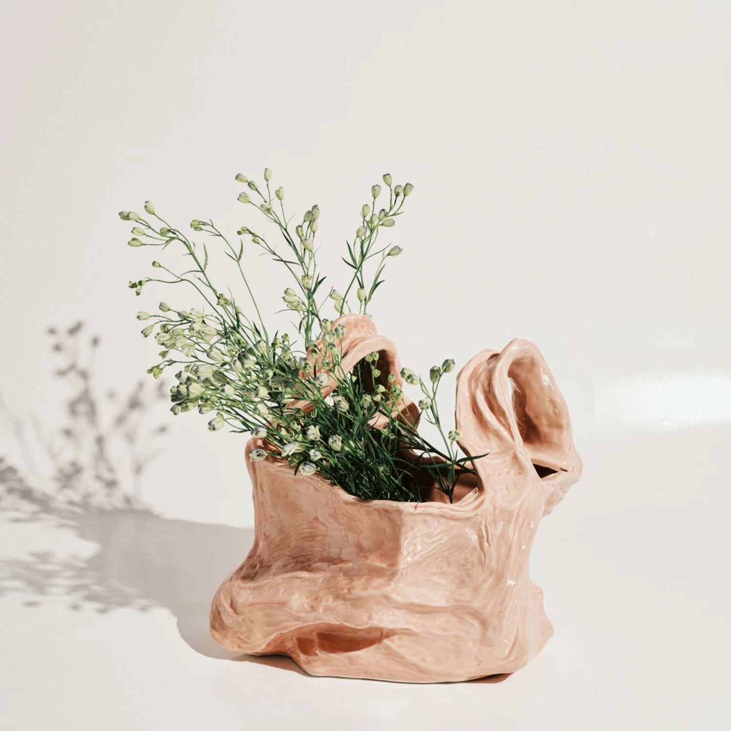 VASE_GALA_EN_FORME_DE_SAC_ROSE_DE_Kseniya_Kravtsova_SERAX-_LA_PETITE_BOITE_JAUNE
