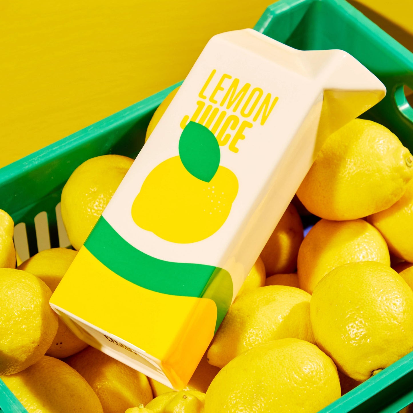 Vase en céramique en forme de brique de jus de citron.