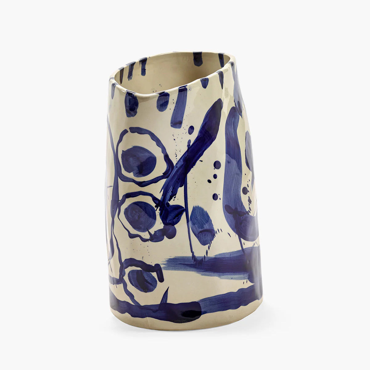 Grand vase en céramique à la forme irrégulière et peint à la main dans un bleu indigo.