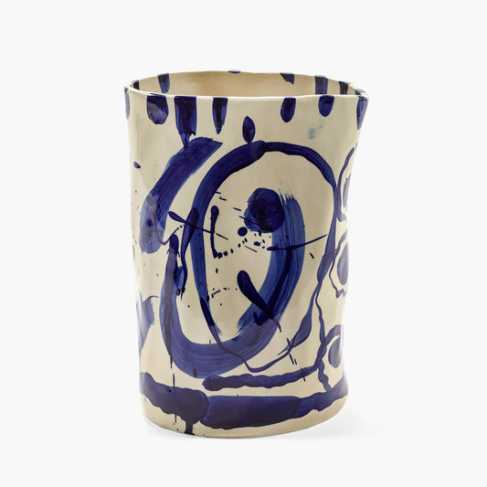 Grand vase en céramique à la forme irrégulière et peint à la main dans un bleu indigo.