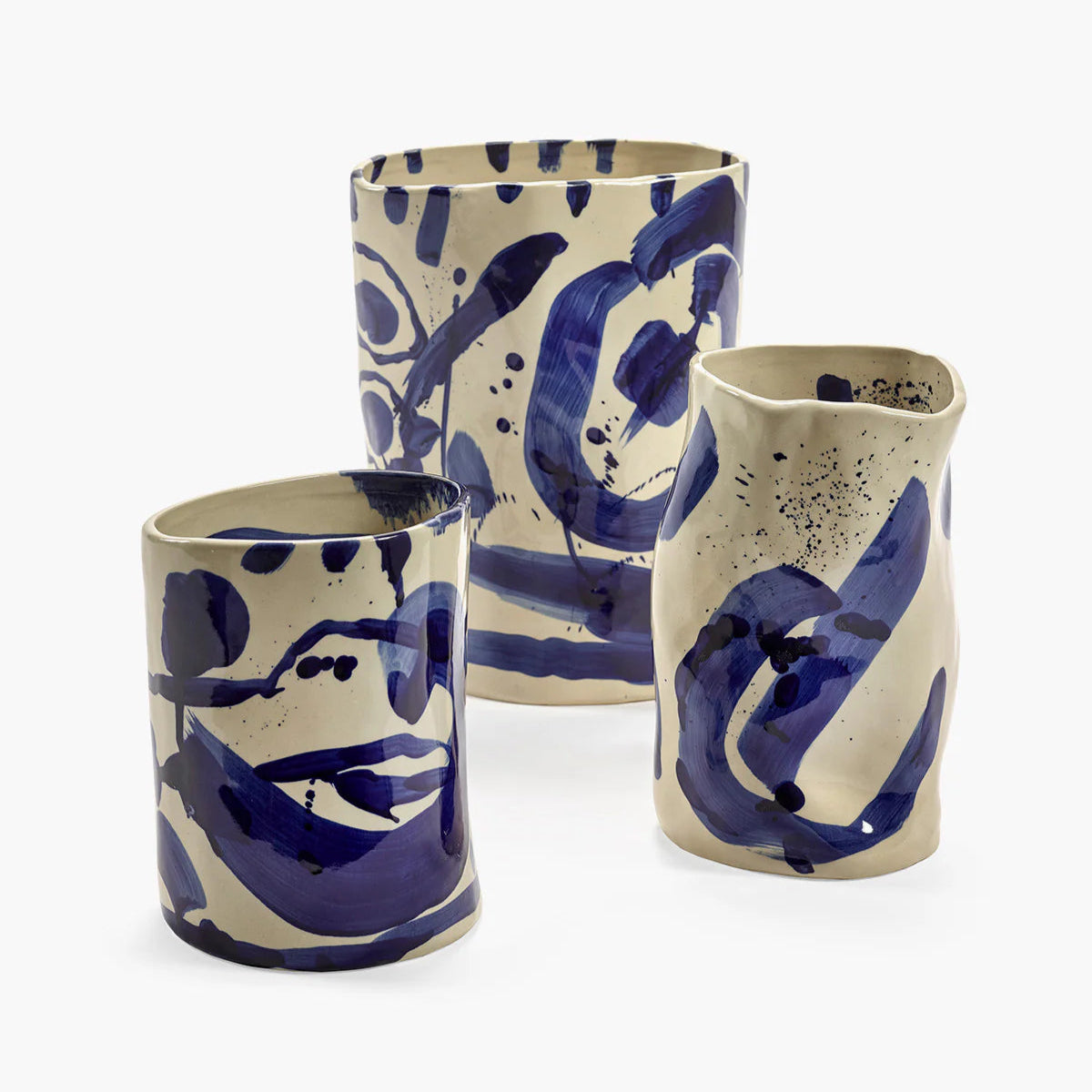 Trio de vases en céramique à la forme irrégulière et peint à la main dans un bleu indigo.