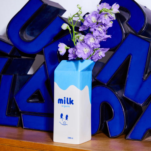 Vase en céramique en forme de brique de lait, coloris blanc et bleu.
