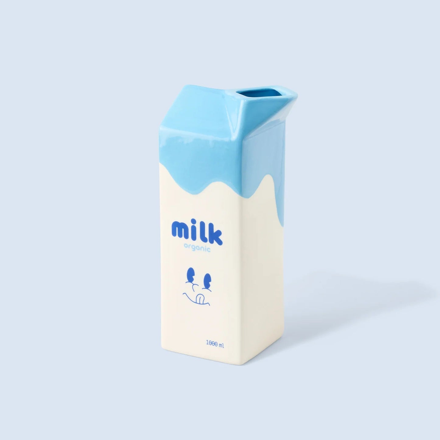 Vase en céramique en forme de brique de lait, coloris blanc et bleu.
