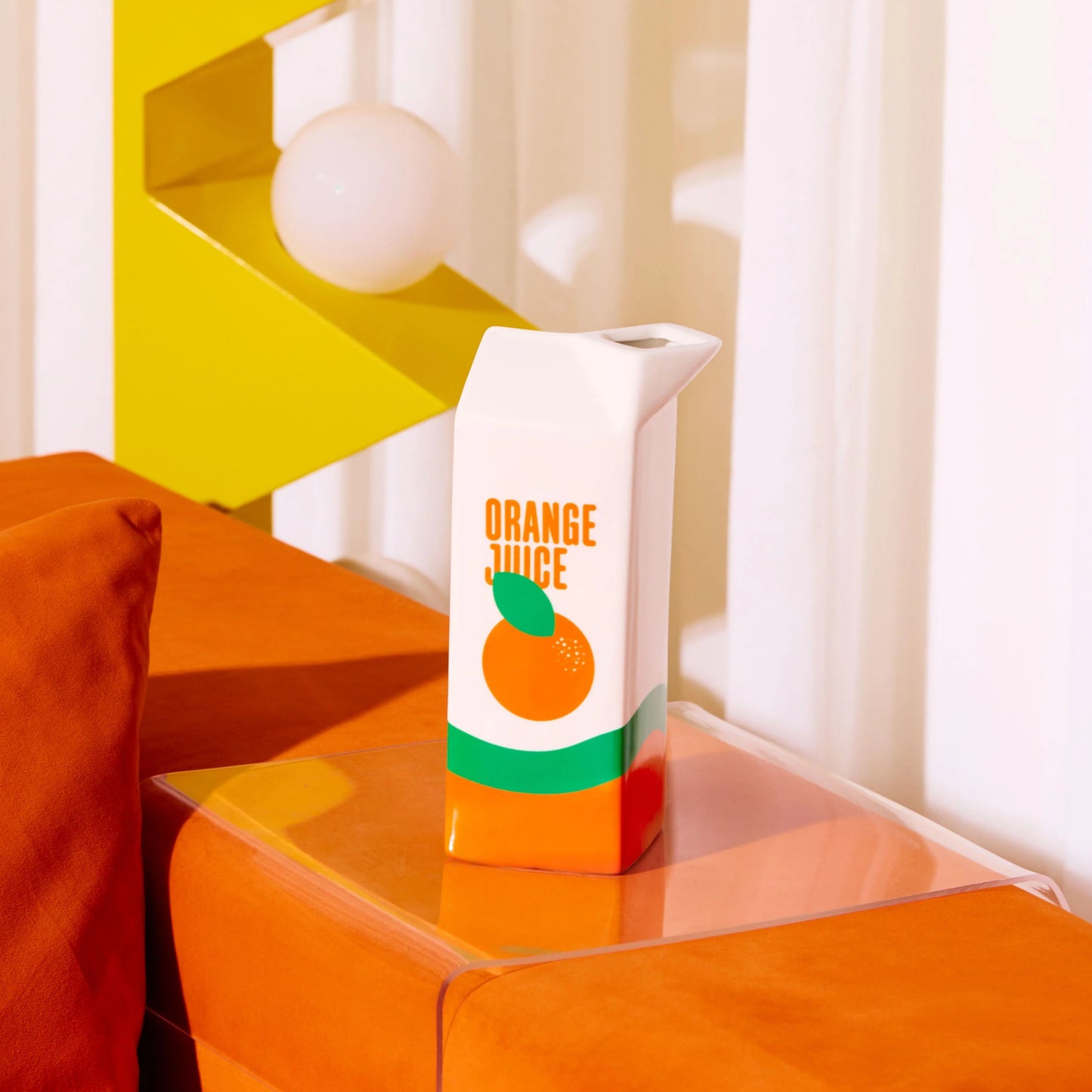 Vase en céramique en forme de brique de jus d'orange.