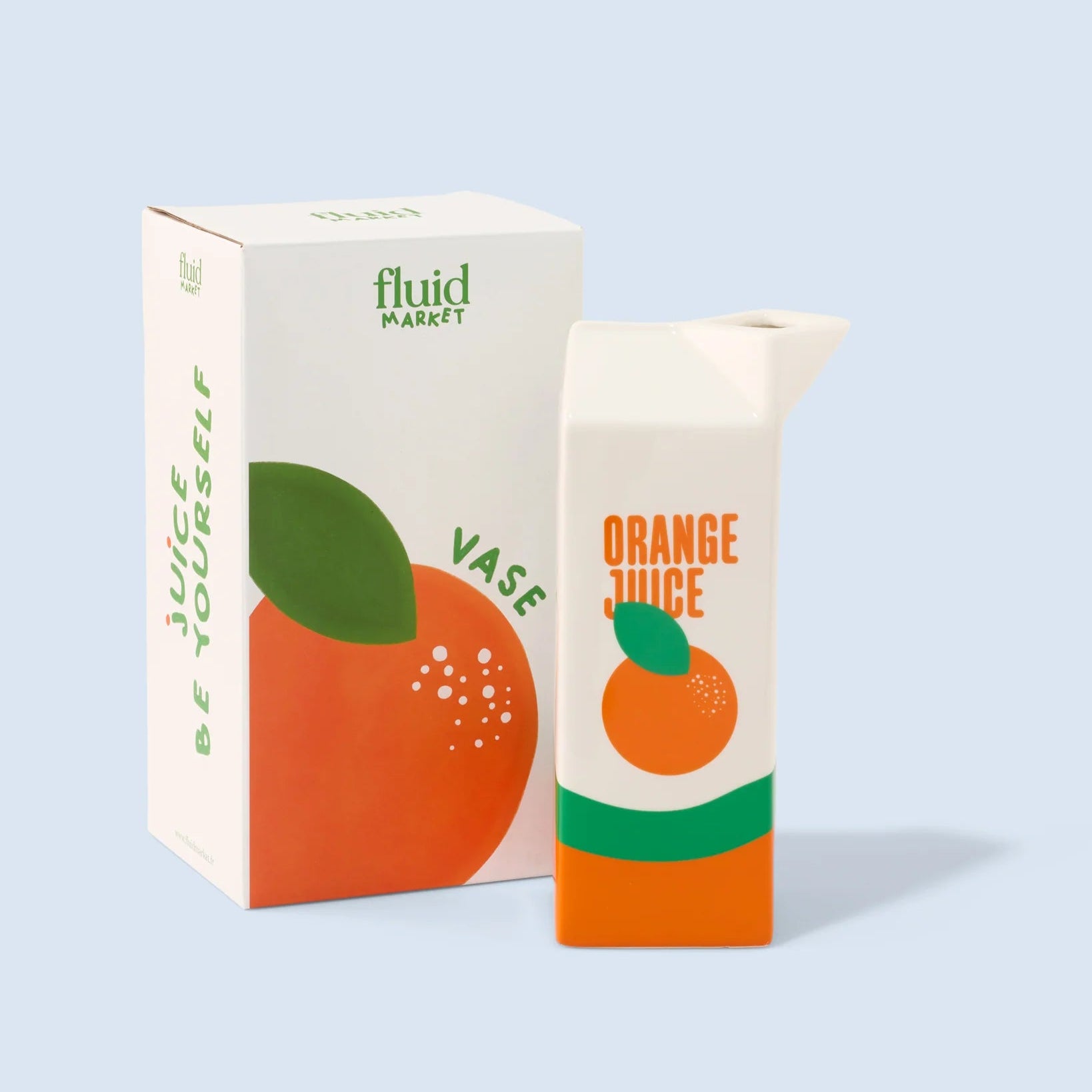 Vase en céramique en forme de brique de jus d'orange.