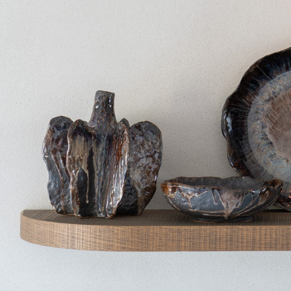 Vase à la forme organique en céramique marron et noir.