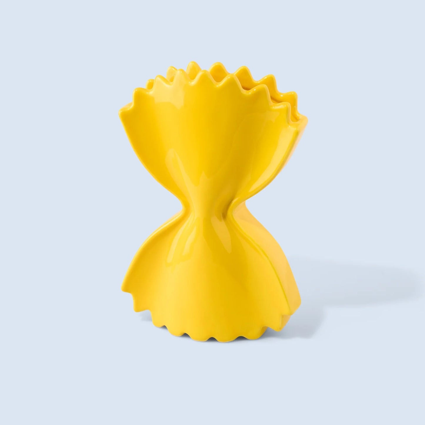 Vase en céramique en forme de faraflle jaune.