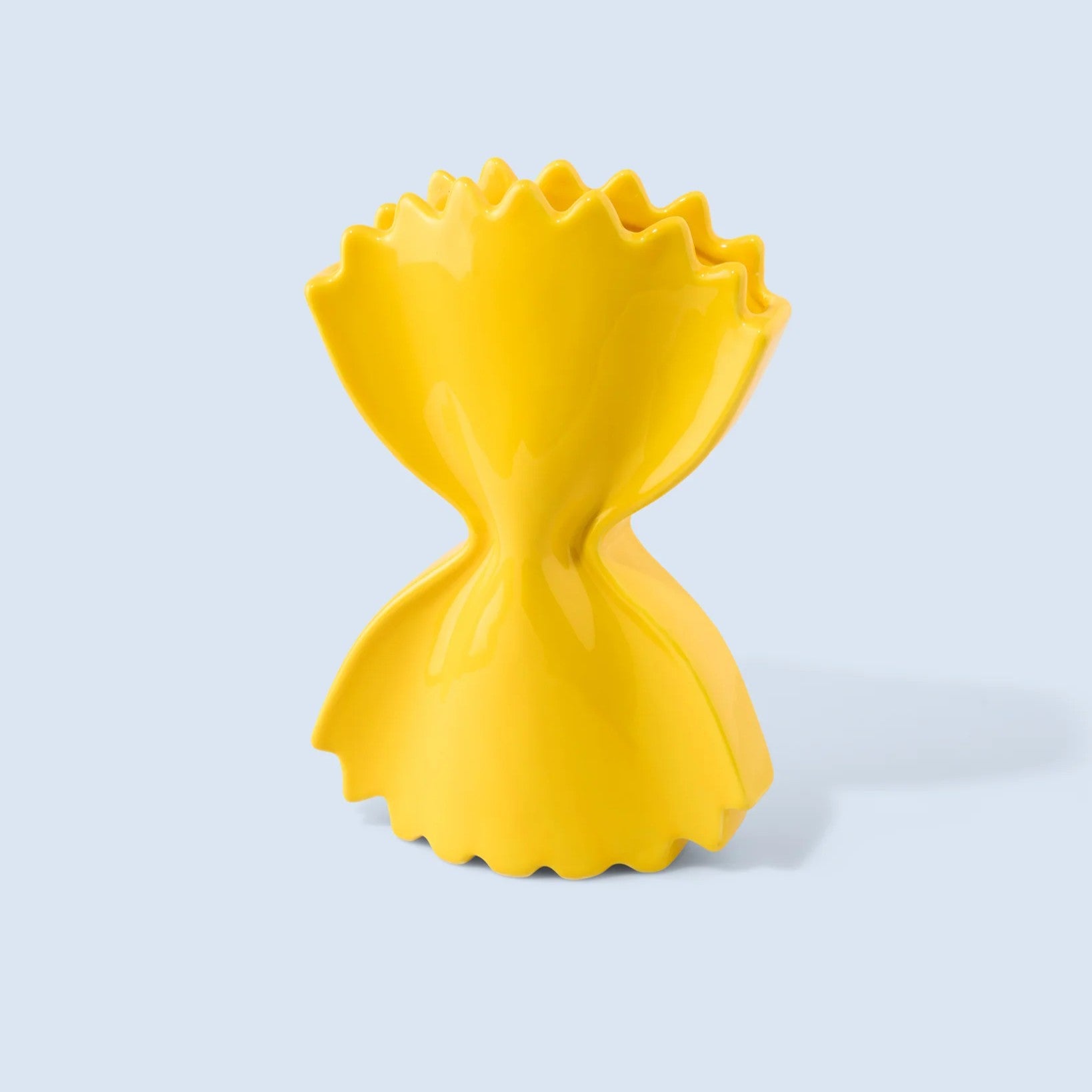 Vase en céramique en forme de faraflle jaune.